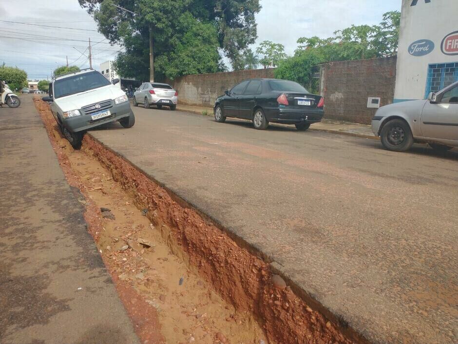 Imagem de compartilhamento para o artigo Motorista não vê e carro cai em vala de obra de saneamento durante chuva em Paranaíba da MS Todo dia